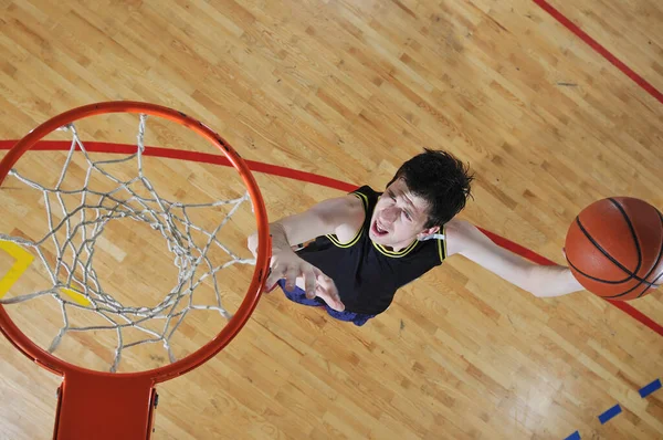 Een Gezonde Jonge Man Spelen Basketbalspel School Sportschool Binnen — Stockfoto