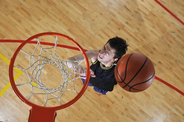 Ένα Υγιές Νεαρός Παίξει Μπάσκετ Παιχνίδι Στο Σχολείο Γυμναστήριο Εσωτερική — Φωτογραφία Αρχείου