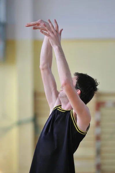 Jovem Saudável Jogar Jogo Basquete Escola Ginásio Indoor — Fotografia de Stock