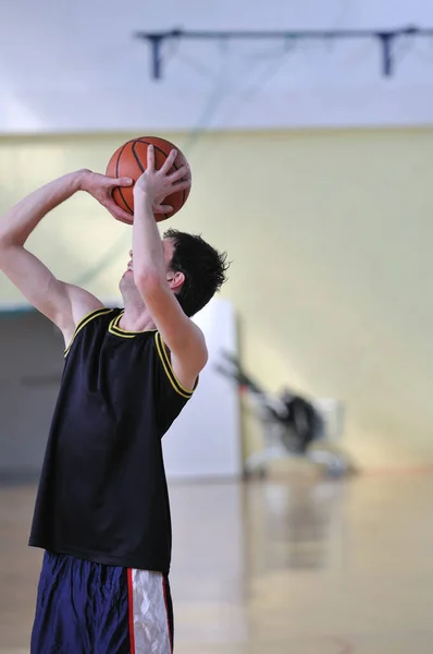 Frisk Ung Man Spela Basketmatch Skolan Gym Inomhus — Stockfoto