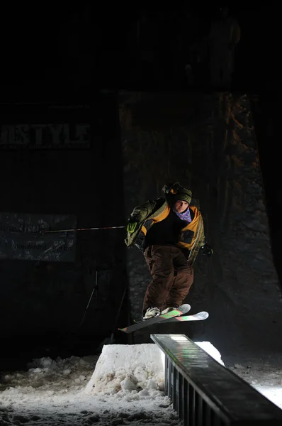 極端なフリースタイルスポーツでスキージャンプ — ストック写真