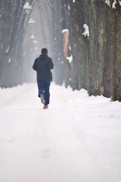 Ένας Ηλικιωμένος Άνδρας Τρέχει Στο Δρομάκι Του Χειμώνα Στο Seasson — Φωτογραφία Αρχείου