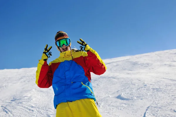 Esquiador Esquiando Cuesta Abajo Sobre Nieve Fresca Polvo Con Sol —  Fotos de Stock