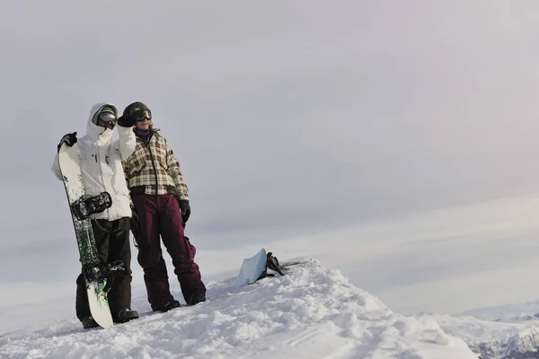 Szczęśliwy Młody Snowboardzista Para Relaks Szczycie Góry Piękny Słoneczny Zimowy — Zdjęcie stockowe