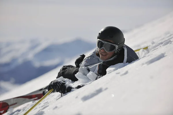 Νεαρός Σκιέρ Χαλαρώνοντας Στο Χιόνι Και Κοιτάζοντας Οροσειρά Όμορφη Ηλιόλουστη — Φωτογραφία Αρχείου