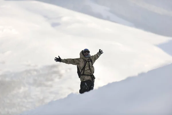 Snowboarder Χαλαρώνοντας Και Ποζάροντας Ηλιόλουστη Μέρα Την Χειμερινή Περίοδο Μπλε — Φωτογραφία Αρχείου