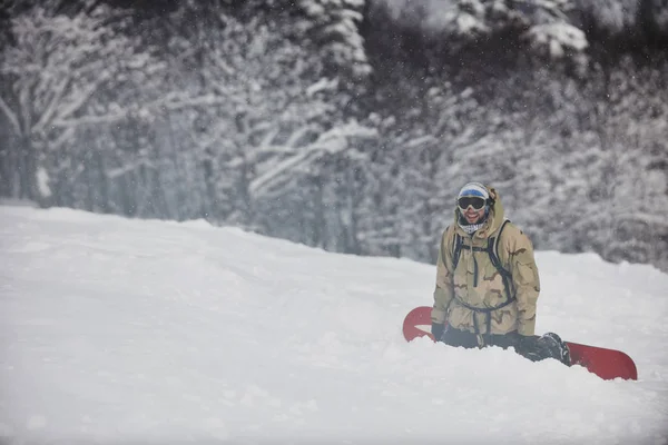 Snowboarder Χαλαρώνοντας Και Ποζάροντας Ηλιόλουστη Μέρα Την Χειμερινή Περίοδο Μπλε — Φωτογραφία Αρχείου