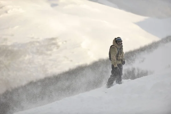 Freestyle Snowboardåkare Hoppa Och Rida Fri Stil Solig Vinterdag Berget — Stockfoto