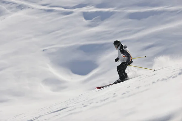 Man Ski Gratis Afdaling Het Winterseizoen Mooie Zonnige Dag Poeder — Stockfoto