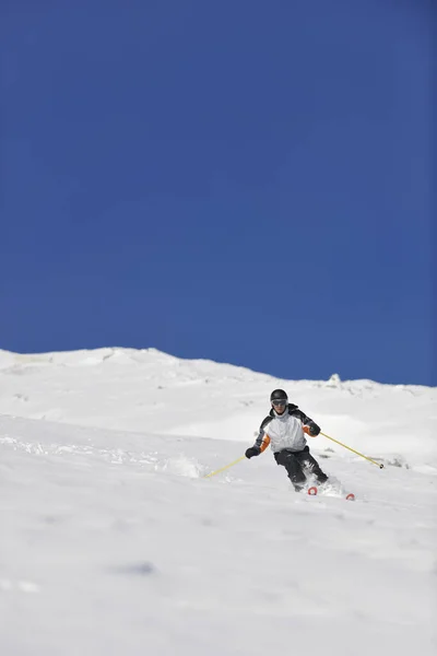 Hombre Esquí Paseo Libre Cuesta Abajo Temporada Invierno Hermoso Día — Foto de Stock