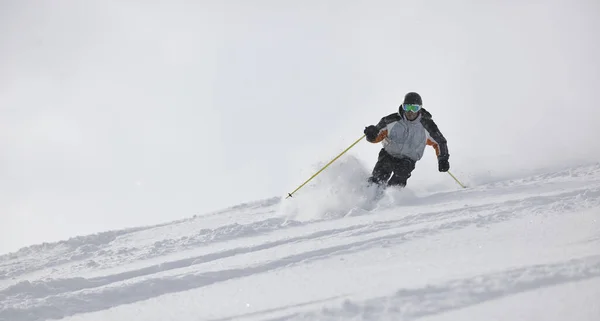 Άνθρωπος Σκι Ελεύθερη Βόλτα Κατάβαση Κατά Χειμερινή Περίοδο Για Την — Φωτογραφία Αρχείου
