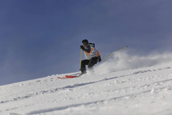 Man Ski Gratis Afdaling Het Winterseizoen Mooie Zonnige Dag Poeder — Stockfoto