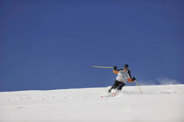 Adam Kış Mevsiminde Tepeden Aşağıya Kayak Yapıyor Güneşli Bir Günde — Stok fotoğraf