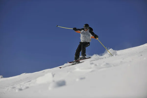 在美丽的阳光明媚的天气和白雪公主的陪伴下 人们在冬季免费滑行下山 — 图库照片
