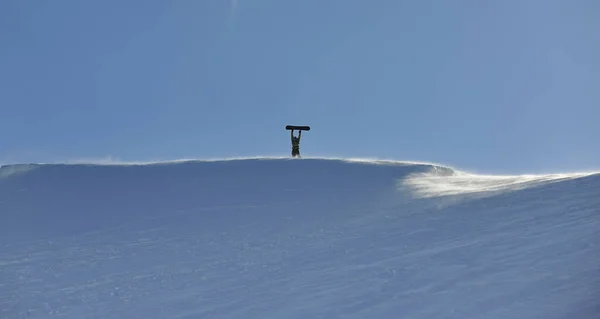 Snowboarder Relajante Posando Día Soleado Temporada Invierno Con Cielo Azul —  Fotos de Stock