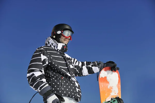 Snowboardzista Relaks Pozowanie Słoneczny Dzień Sezonie Zimowym Niebieskim Niebem Tle — Zdjęcie stockowe