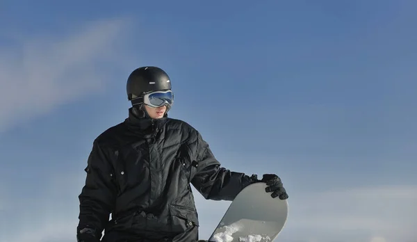 Snowboarder Relaxant Posant Journée Ensoleillée Sur Saison Hiver Avec Ciel — Photo