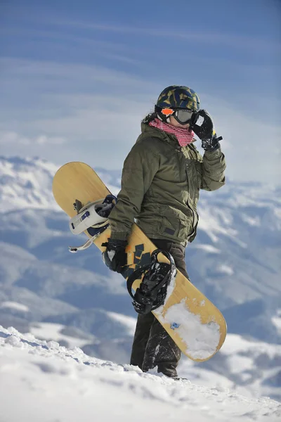 Snowboarder Relaxant Posant Journée Ensoleillée Sur Saison Hiver Avec Ciel — Photo