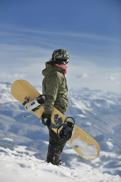 Kış Mevsiminde Güneşli Bir Günde Dinlenen Poz Veren Snowboardcu — Stok fotoğraf