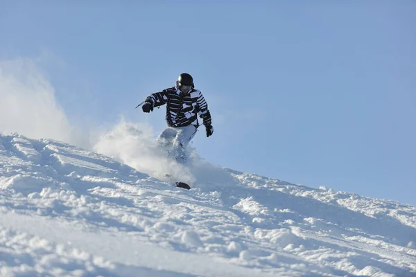 Freestyle Snowboarder Springen Rijden Gratis Stijl Zonnige Winterdag Berg — Stockfoto