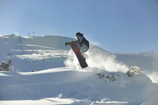 Freestyle Snowboarder Springen Rijden Gratis Stijl Zonnige Winterdag Berg — Stockfoto