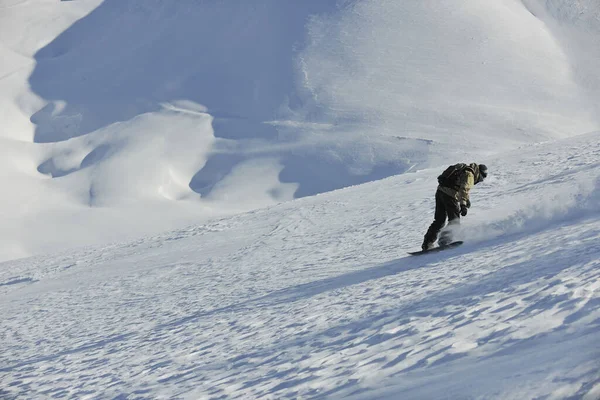 Freestyle Snowboardzista Skakać Jeździć Wolny Styl Słoneczny Zimowy Dzień Górze — Zdjęcie stockowe