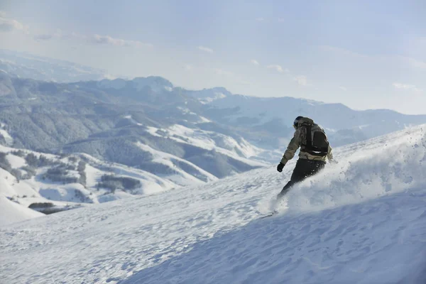 Freestyle Snowboardzista Skakać Jeździć Wolny Styl Słoneczny Zimowy Dzień Górze — Zdjęcie stockowe