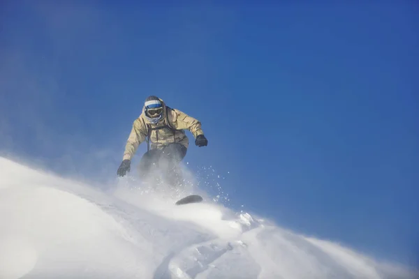 Freestyle Snowboarder Jump Ride Freestyle Bei Sonnigem Wintertag Berg — Stockfoto