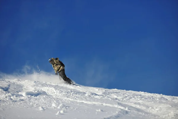 フリースタイルスノーボーダージャンプや山の晴れた冬の日に無料のスタイルに乗る — ストック写真