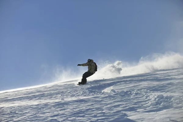 Freestyle Snowboardåkare Hoppa Och Rida Fri Stil Solig Vinterdag Berget — Stockfoto