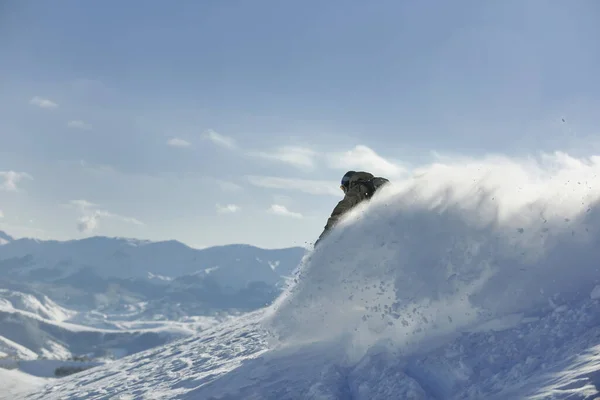 Freestyle Snowboarder Salto Cavalcare Stile Libero Soleggiata Giornata Invernale Montagna — Foto Stock