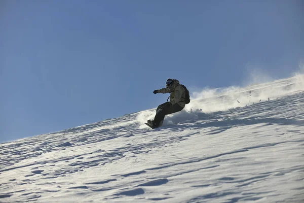 Serbest Stil Snowboardçu Dağda Güneşli Kış Gününde Atlayıp Özgürce Ata — Stok fotoğraf