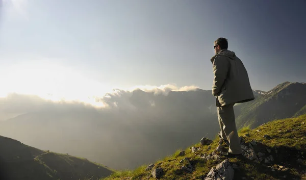 Youga Πρακτική Υγιή Νεαρό Άνδρα Ύψος Βουνό Νωρίς Πρωί Και — Φωτογραφία Αρχείου