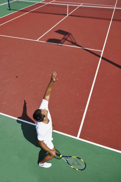 Ung Man Spela Tennis Utomhus Orange Tennisbana Tidigt Morgonen — Stockfoto