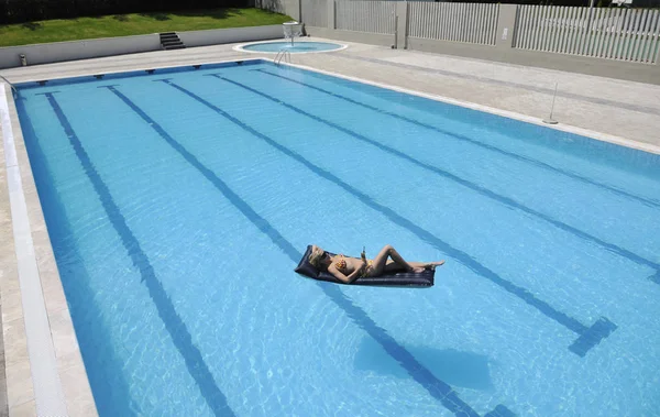 Hermosa Mujer Joven Relajarse Divertirse Piscina —  Fotos de Stock