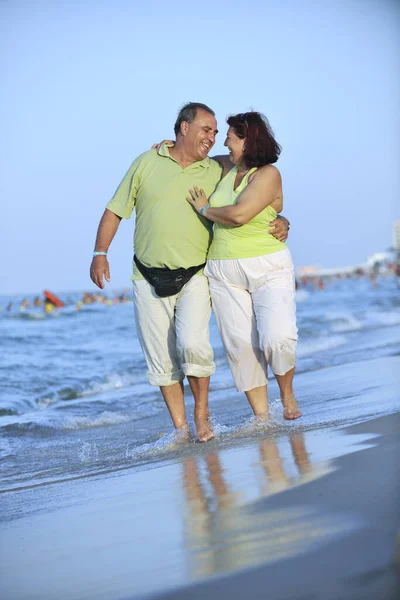 Boldog Idősebb Érett Idős Emberek Pár Romantikus Időt Strandon Naplementekor — Stock Fotó