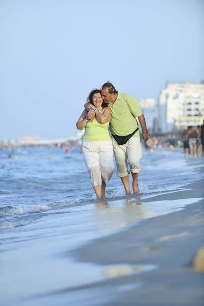 Boldog Idősebb Érett Idős Emberek Pár Romantikus Időt Strandon Naplementekor — Stock Fotó