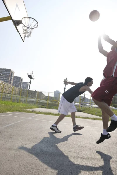 Streetball Gra Koszykówkę Dwóch Młodym Graczem Wczesnym Rankiem Sąd — Zdjęcie stockowe