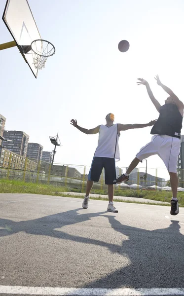 Jeu Basket Ball Rue Avec Deux Jeunes Joueurs Tôt Matin — Photo
