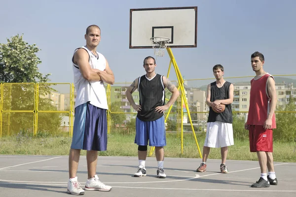 一大早 篮球运动员小组在市内街头的球场上摆姿势 — 图库照片