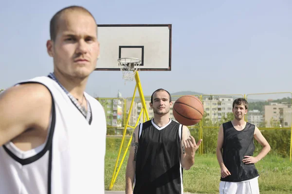 Basketspelare Lag Grupp Poserar Streetbal Domstol Staden Tidig Morgon — Stockfoto