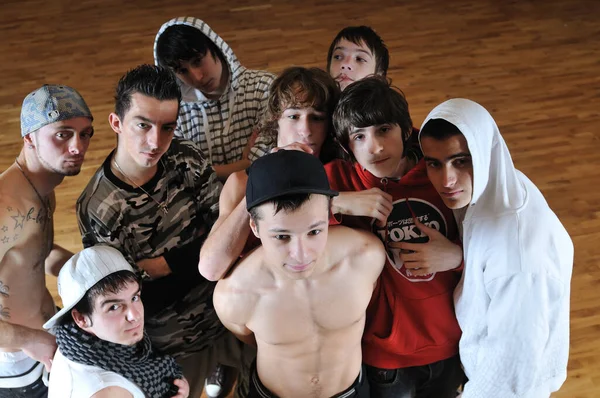 Grupp Unga Lyckliga Pojkar Poserar Tillsammans Dence Studio — Stockfoto
