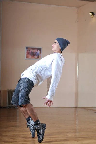 Jeune Homme Exécutant Break Dance Studio Danse — Photo