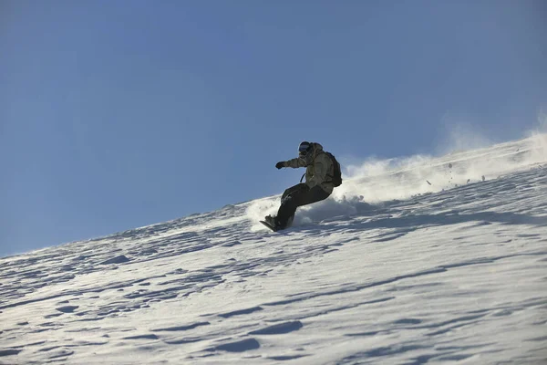 Freestyle Snowboarder Springen Rijden Gratis Stijl Zonnige Winterdag Berg Stockafbeelding