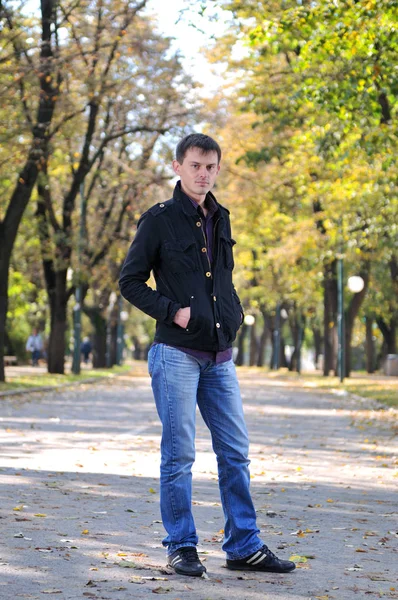 Jovem Feliz Casual Homem Livre Retrato Posando — Fotografia de Stock