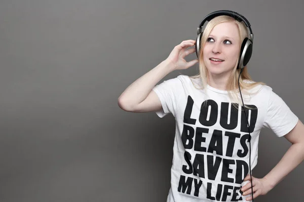 Mujer Joven Con Auriculares Camiseta Impresa — Foto de Stock