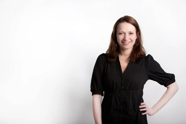 Jong Glimlachende Vrouw Met Donker Haar Voorkant Van Een Witte — Stockfoto