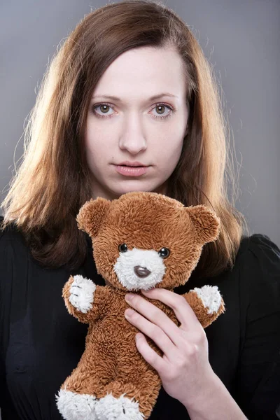 Портрет Молодої Жінки Плюшевим Ведмедем Перед Сірим Тлом — стокове фото