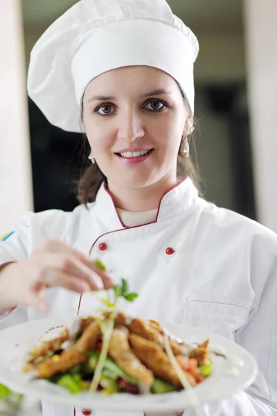 Belle Jeune Femme Chef Préparer Décorer Nourriture Savoureuse Dans Cuisine — Photo