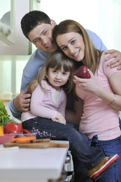 Szczęśliwa Młoda Rodzina Lunch Świeżymi Owocami Warzywami Jasnej Kuchni — Zdjęcie stockowe
